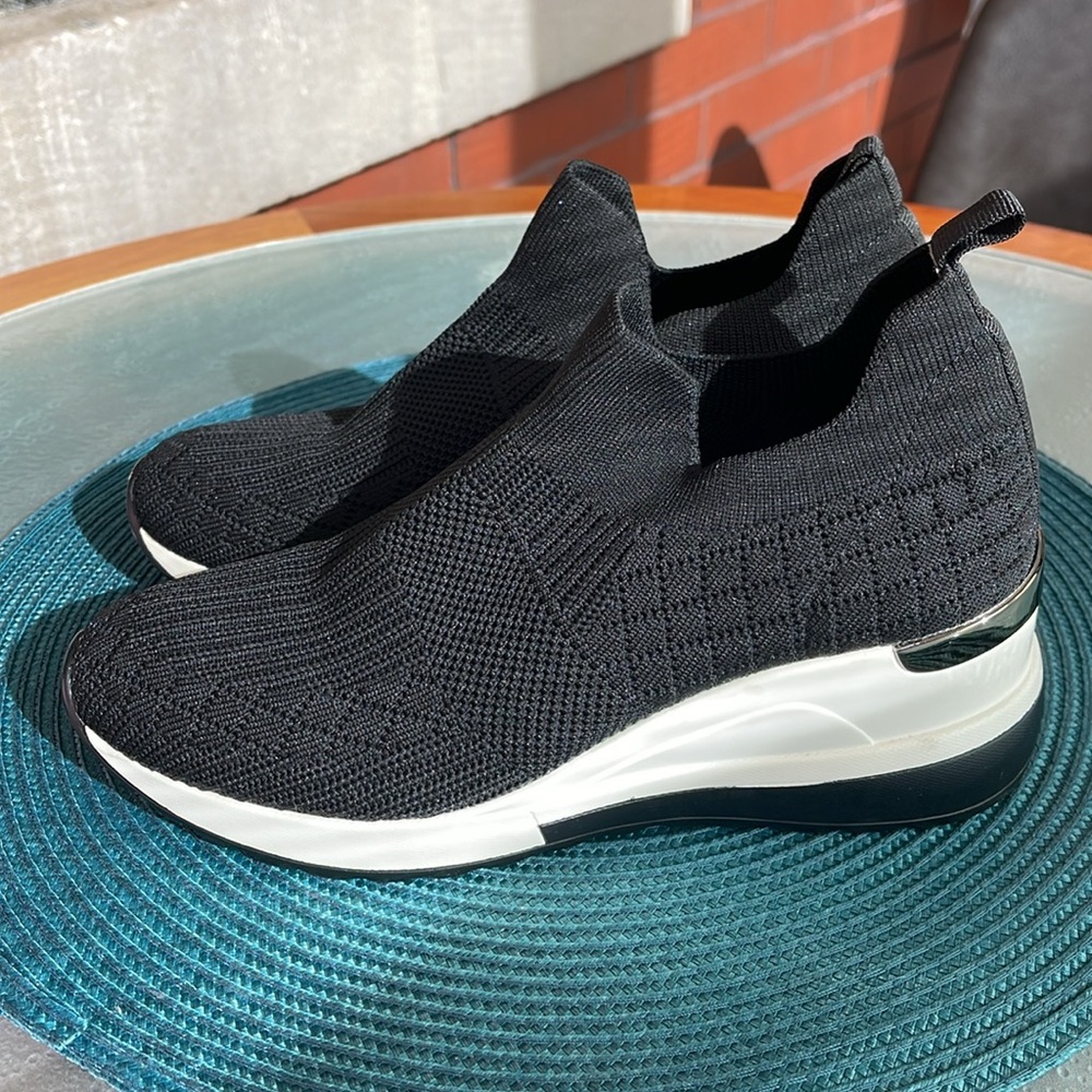 Stylish Black Slip-On Women's Sneakers - Picture 3 of 8